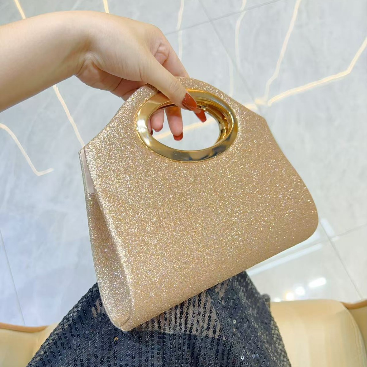 Nuevo bolso de mano transfront - Luxury Bags News reseña y precio