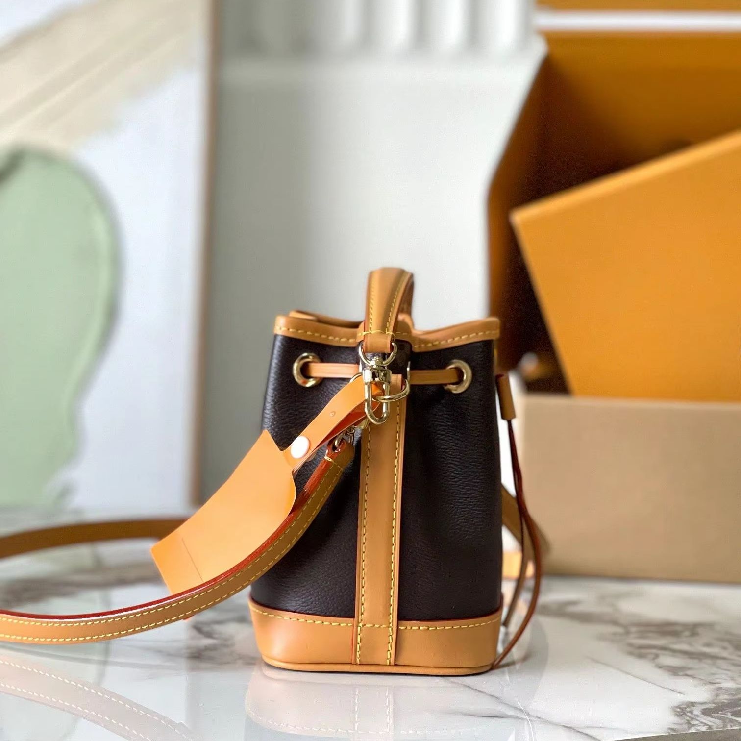 Bolso de Mano Mini Bucket de L - Tote Bag Leather Monogram reseña y precio