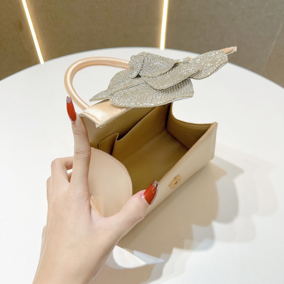 2025 nuevo bolso de mano de no - Luxury Bags News reseña y precio