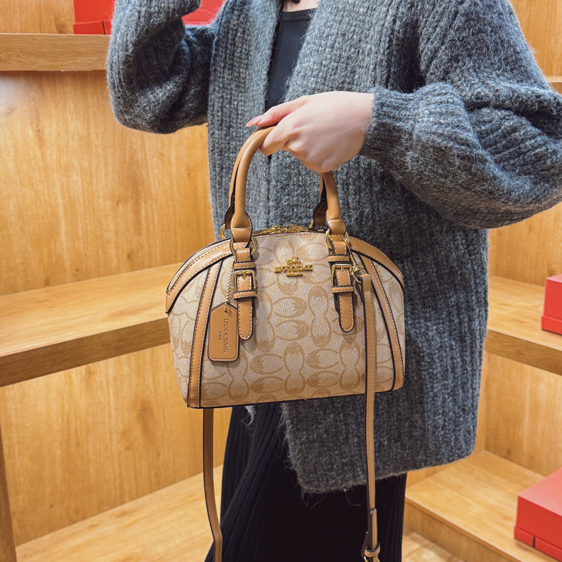 Bolso de Mano con Placa Metáli - Luxury Bags Logo reseña y precio