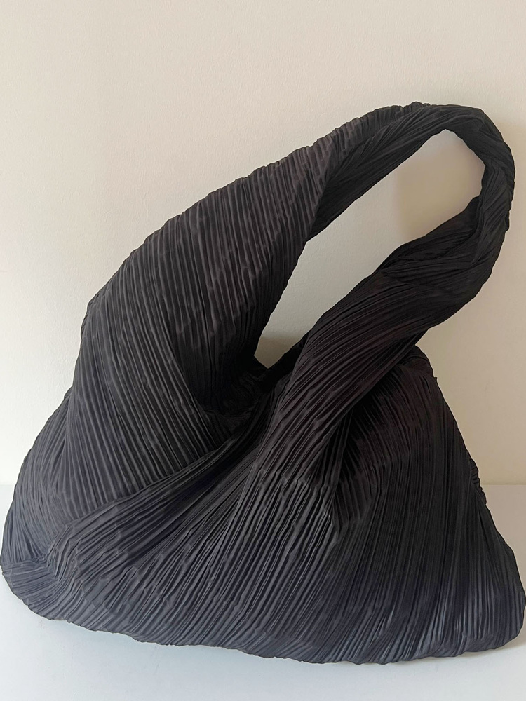Bolso de mano de gran capacida - Luxury Bags 2026 Trends reseña y precio